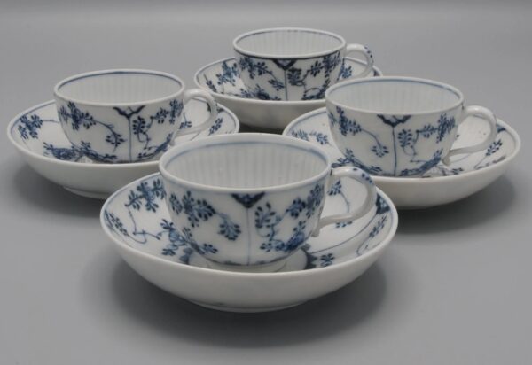 Meissen marcolini period - 4 cups and saucers "Strohblumenmuster", Strawflower decor. Late 18th century