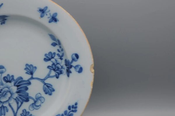 English Delft - Blue and white chinoiserie delftware plate - 18th century