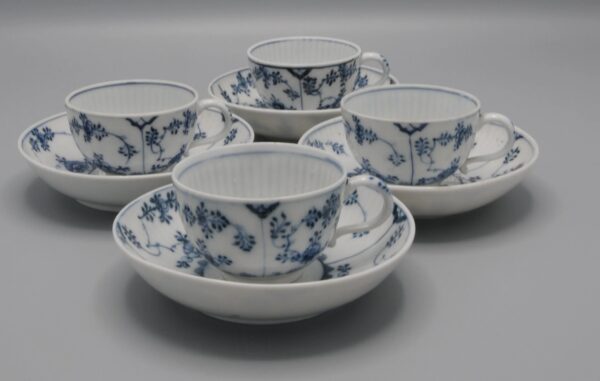 Meissen marcolini period - 4 cups and saucers "Strohblumenmuster", Strawflower decor. Late 18th century