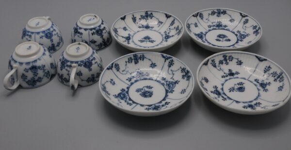 Meissen marcolini period - 4 cups and saucers "Strohblumenmuster", Strawflower decor. Late 18th century