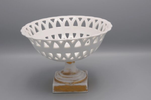 Porcelaine de Paris - Empire gilt reticulated basket, Early 19th century