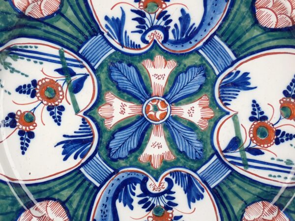 Grieckse A - Delft Polychrome 'Four Hearts Charger - Adriaan Rijsselbergh, early 18th century