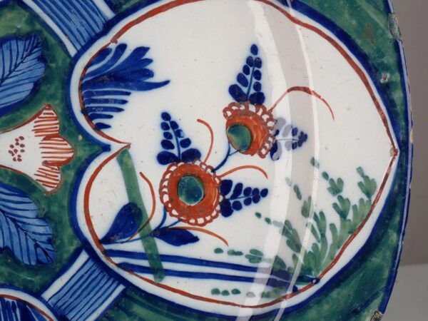 Grieckse A - Delft Polychrome 'Four Hearts Charger - Adriaan Rijsselbergh, early 18th century