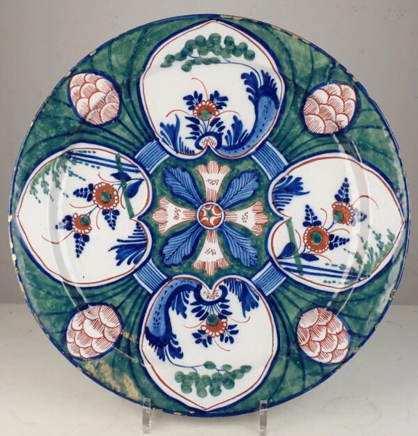 Grieckse A - Delft Polychrome 'Four Hearts Charger - Adriaan Rijsselbergh, early 18th century