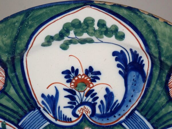 Grieckse A - Delft Polychrome 'Four Hearts Charger - Adriaan Rijsselbergh, early 18th century