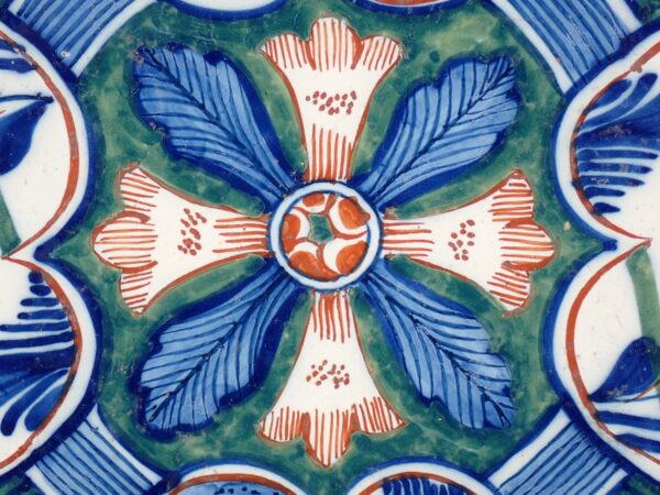 Grieckse A - Delft Polychrome 'Four Hearts Charger - Adriaan Rijsselbergh, early 18th century