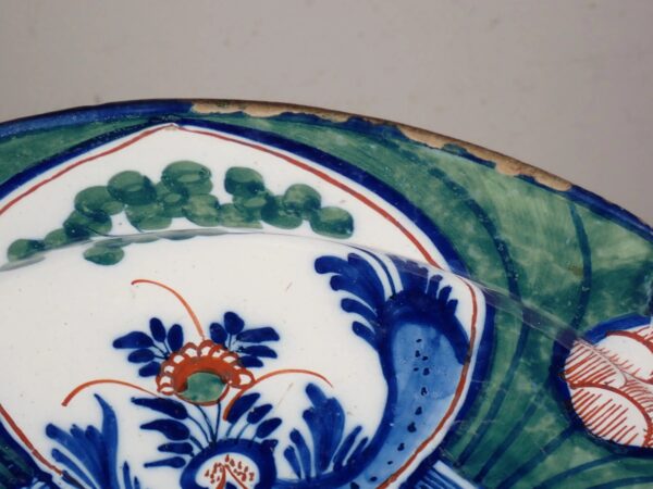 Grieckse A - Delft Polychrome 'Four Hearts Charger - Adriaan Rijsselbergh, early 18th century