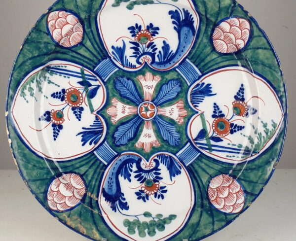 Grieckse A - Delft Polychrome 'Four Hearts Charger - Adriaan Rijsselbergh, early 18th century