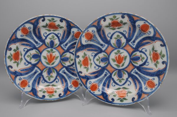 Pair of 18th century polychrome Delft blue, green and orange plates by 'De Paauw'