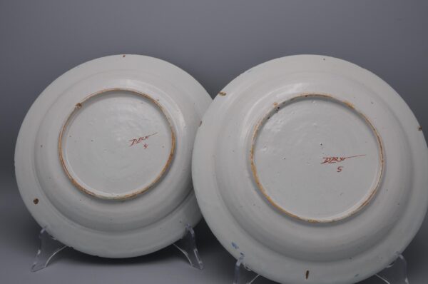 Pair of 18th century polychrome Delft blue, green and orange plates by 'De Paauw'