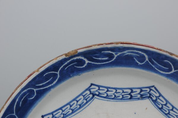 Delft Blue charger with floral cartouche - 18th century