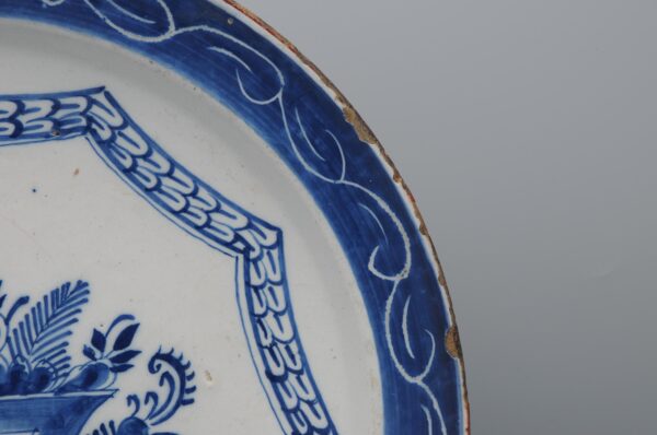 Delft Blue charger with floral cartouche - 18th century