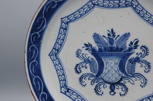 Delft Blue charger with floral cartouche - 18th century