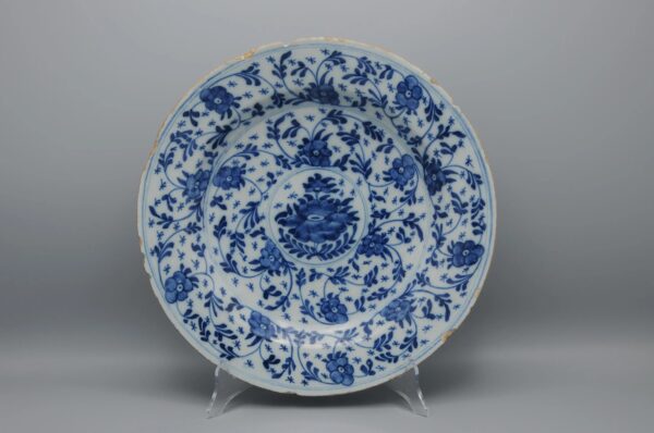 Delft plate "mille fleurs / scattered dish - Mid 18th century