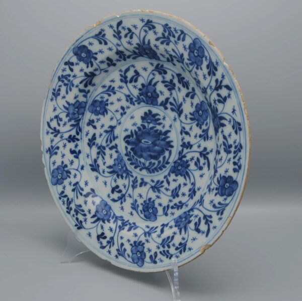 Delft plate "mille fleurs / scattered dish - Mid 18th century