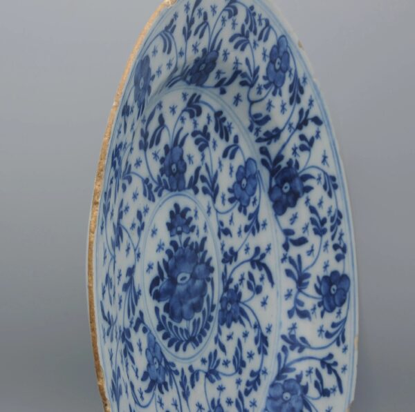 Delft plate "mille fleurs / scattered dish - Mid 18th century