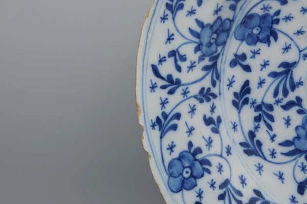 Delft plate "mille fleurs / scattered dish - Mid 18th century