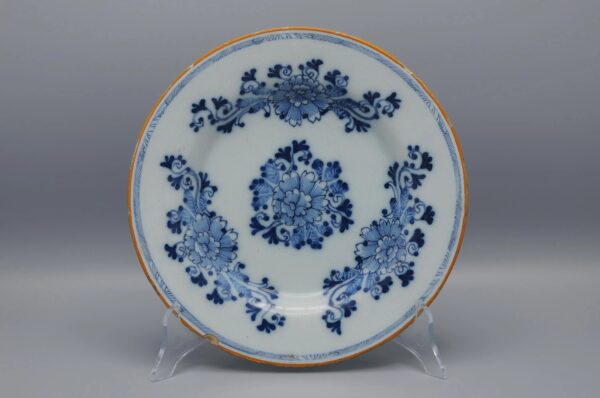 Delft - Floral chrysanthemum plate by "The Porceleyne Bijl' - Late 18th century