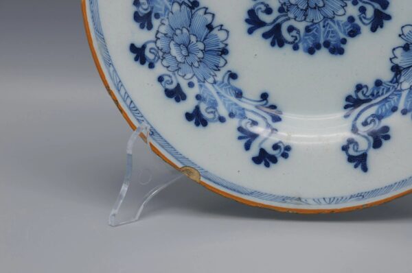 Delft - Floral chrysanthemum plate by "The Porceleyne Bijl' - Late 18th century