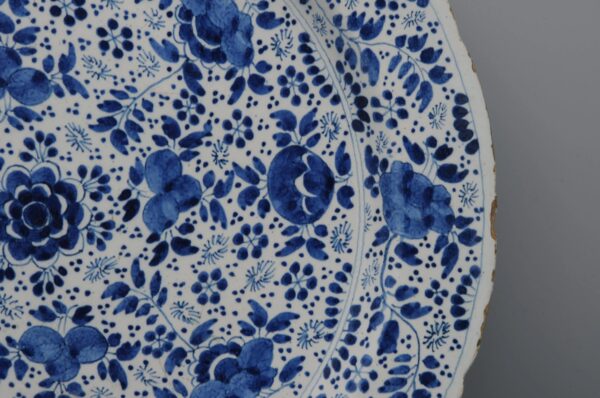 Delft - Charger with 'mille fleurs' decor, early 18th century