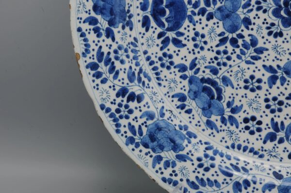 Delft - Charger with 'mille fleurs' decor, early 18th century
