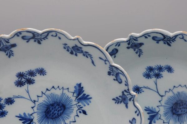 Delft - rare blue and white set of 3 plates with scalloped rim - 18th century