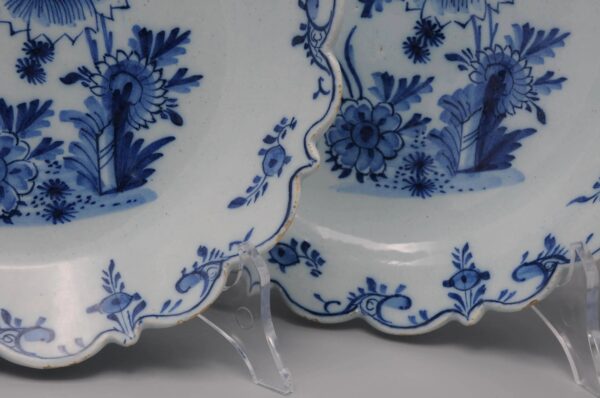 Delft - rare blue and white set of 3 plates with scalloped rim - 18th century