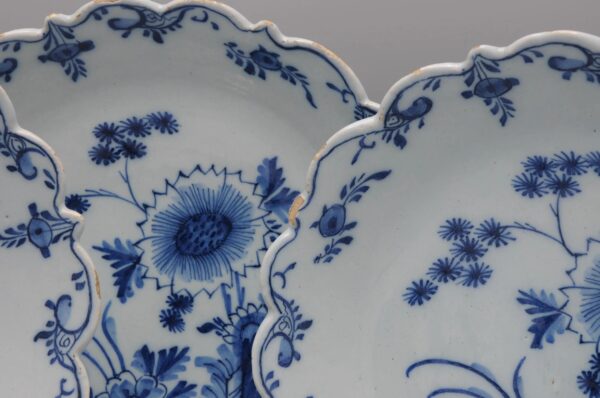 Delft - rare blue and white set of 3 plates with scalloped rim - 18th century