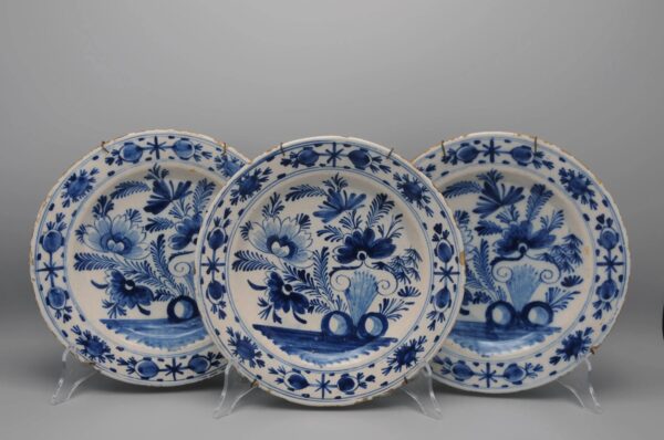 Delft Blue and White - set of 3 'Boerendelft' plates - early 19th century