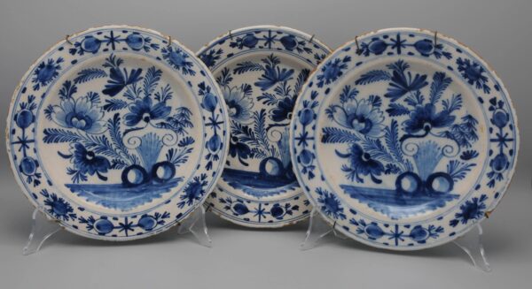 Delft Blue and White - set of 3 'Boerendelft' plates - early 19th century