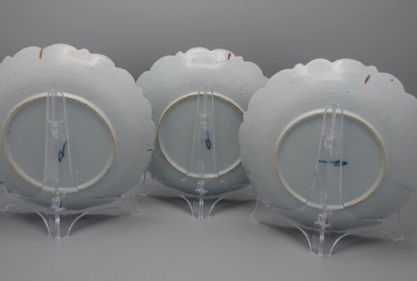Delft - rare blue and white set of 3 plates with scalloped rim - 18th century