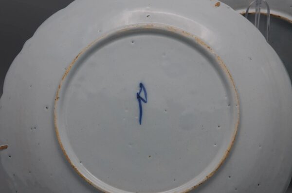 Delft - rare blue and white set of 3 plates with scalloped rim - 18th century