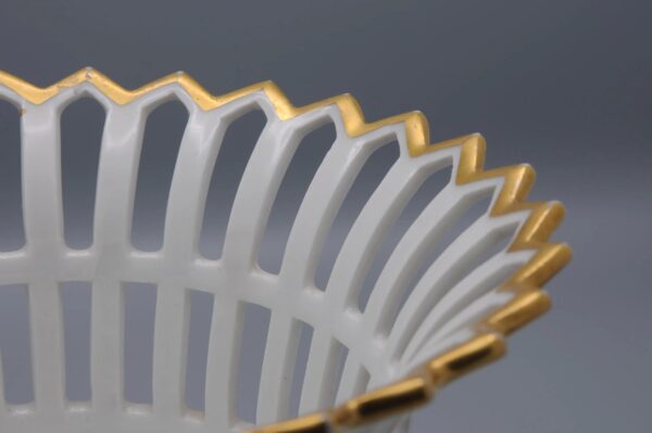 Porcelaine de Paris - Empire gilt reticulated basket, Early 19th century