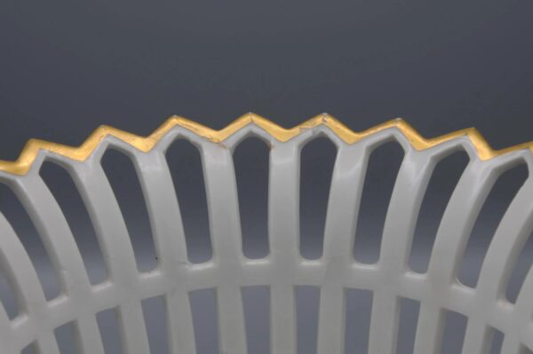 Porcelaine de Paris - Empire gilt reticulated basket, Early 19th century