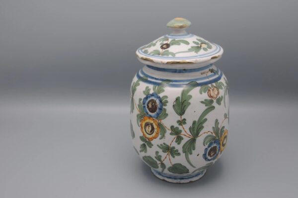 Pesaro - Albarello and cover - decor 'al tacchiolo', 18th century