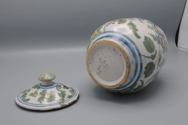 Pesaro - Albarello and cover - decor 'al tacchiolo', 18th century