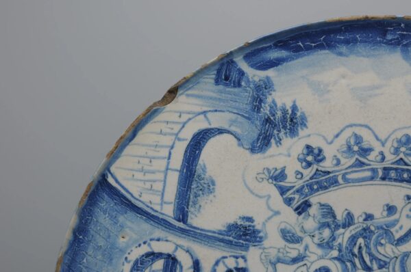 Savona - Armorial Alzatina dish on stand, 18th century, Savona Crest Mark