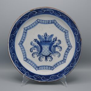 Delft Blue charger with floral cartouche - 18th century