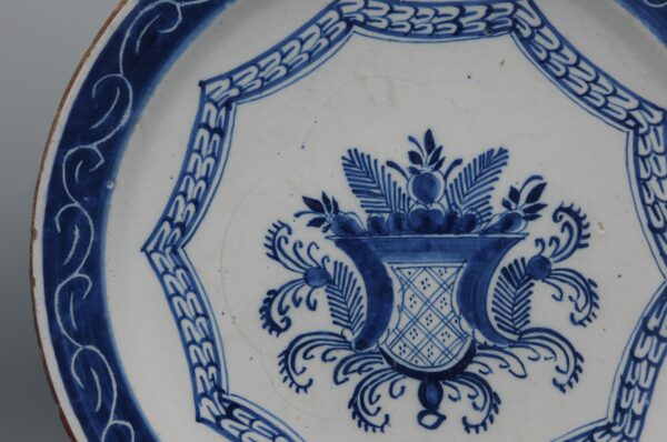 Delft Blue charger with floral cartouche - 18th century