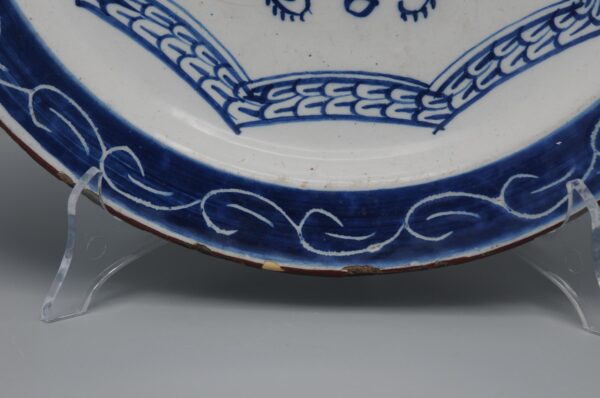 Delft Blue charger with floral cartouche - 18th century