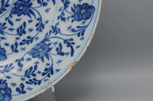 Delft plate "mille fleurs / scattered dish - Mid 18th century