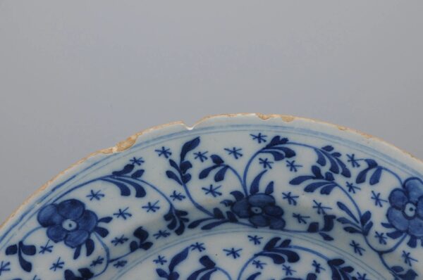 Delft plate "mille fleurs / scattered dish - Mid 18th century