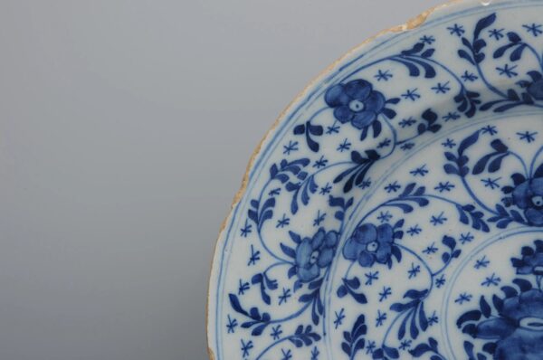 Delft plate "mille fleurs / scattered dish - Mid 18th century
