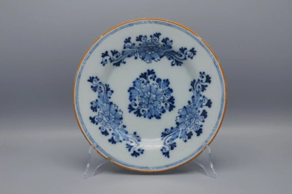 Delft - Floral chrysanthemum plate by "The Porceleyne Bijl' - Late 18th century