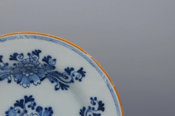 Delft - Floral chrysanthemum plate by "The Porceleyne Bijl' - Late 18th century