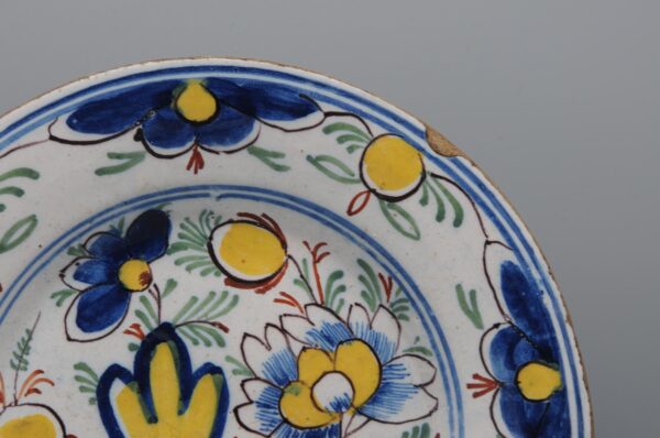 Delft polychrome 'Boerendelft' plate - early 19th century