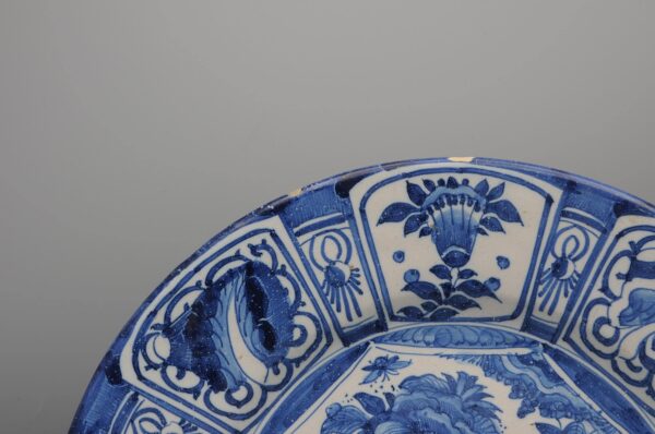 Delft - Wanli style 'Kraak' Charger - 17th century