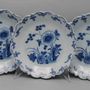 Delft - rare blue and white set of 3 plates with scalloped rim - 18th century