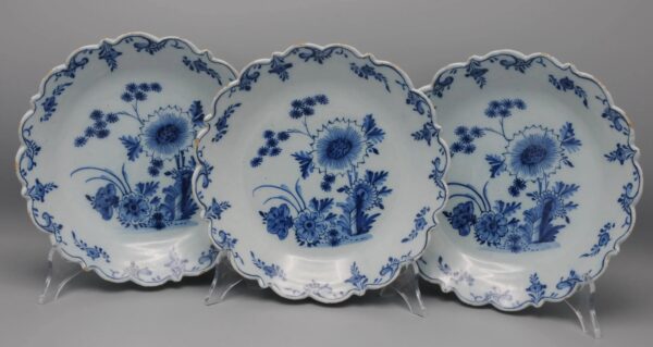 Delft - rare blue and white set of 3 plates with scalloped rim - 18th century