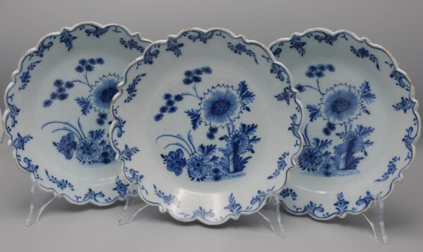 Delft - rare blue and white set of 3 plates with scalloped rim - 18th century